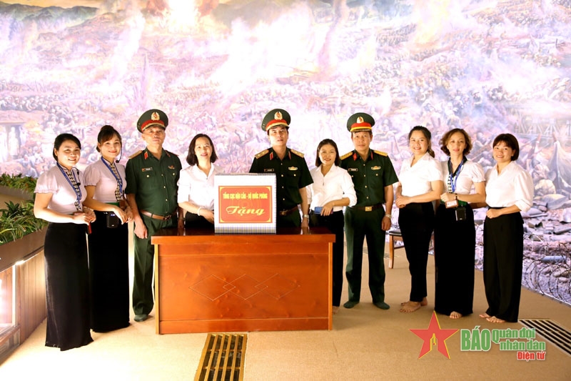 Tổng cục Hậu cần thăm, tặng quà các đối tượng chính sách tại tỉnh Điện Biên