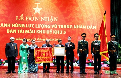Ban Tài mậu Khu ủy Khu 5 đón nhận danh hiệu Anh hùng Lực lượng vũ trang nhân dân