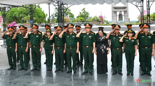 Tổng cục Kỹ thuật tổ chức dâng hương, viếng các anh hùng liệt sĩ tại tỉnh Quảng Trị
