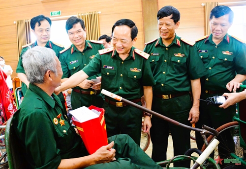 Bộ Quốc phòng thăm, tặng quà các thương binh, bệnh binh, người có công với cách mạng ở tỉnh Hà Nam

​