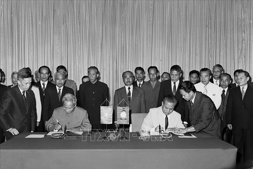 Hiệp ước Hữu nghị và Hợp tác Việt Nam - Lào: Hãy tìm hiểu về những cái tên nổi bật, những phần quà quý giá mà hai nước đã tặng cho nhau trong suốt chiến tranh và hiệp ước hữu nghị. Chúng ta sẽ được chứng kiến những khoảnh khắc lịch sử đầy ý nghĩa và sự kết nối mật thiết giữa hai nước bạn.