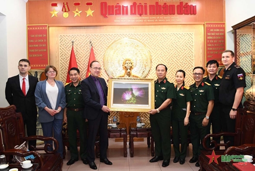 Đại sứ Đặc mệnh toàn quyền Liên bang Nga tại Việt Nam thăm và chào xã giao Báo Quân đội nhân dân