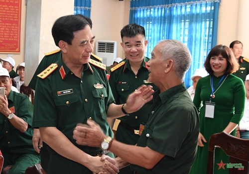 Đại tướng Phan Văn Giang dâng hương tại Khu di tích lịch sử Quốc gia 27-7 và thăm, tặng quà tại Trung tâm Điều dưỡng người có công tỉnh Thái Nguyên