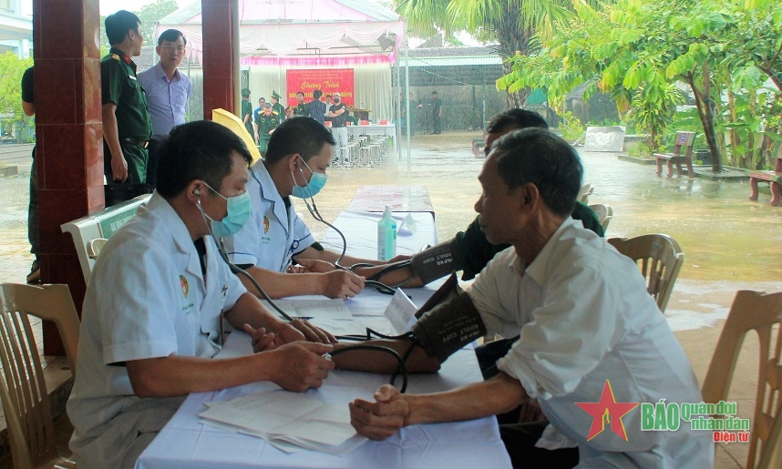 Cả nước chăm lo người có công với cách mạng