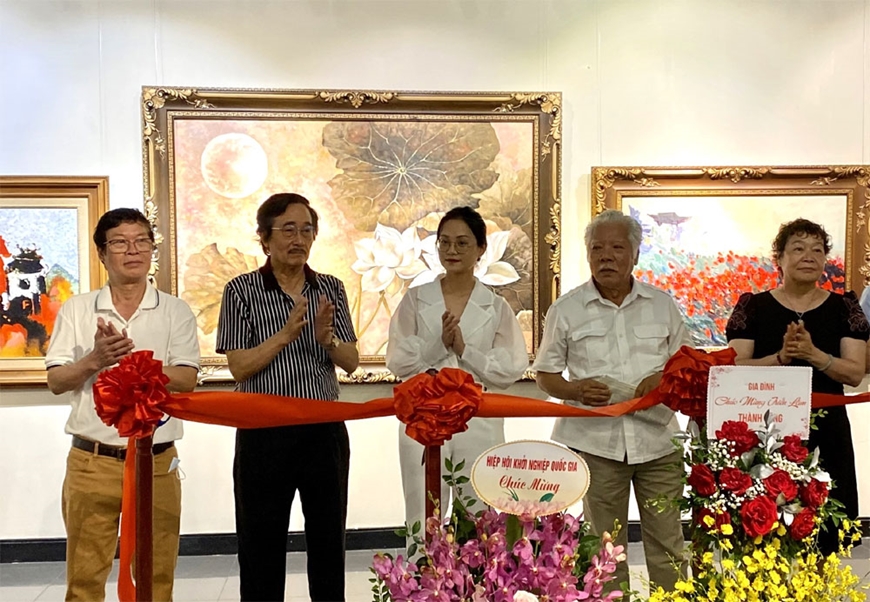Bạn bè và đồng nghiệp chúc mừng Triển lãm "Giai điệu màu" của họa sĩ Thế Hùng (thứ hai, từ trái sang).