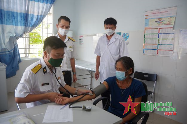 Học viện Hải quân thăm và tặng quà các gia đình chính sách trên địa bàn xã Khánh Trung