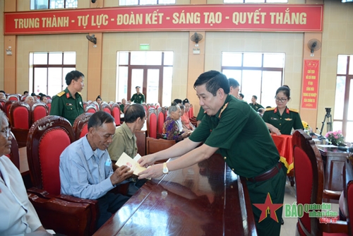 Đoàn công tác của Quân ủy Trung ương, Bộ Quốc phòng thăm, tặng quà thương binh, bệnh binh, người có công với cách mạng, gia đình chính sách tại tỉnh Điện Biên