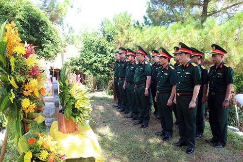 Bộ tư lệnh Quân khu 2 dâng hương tưởng niệm Đại tướng Võ Nguyên Giáp và các anh hùng liệt sĩ