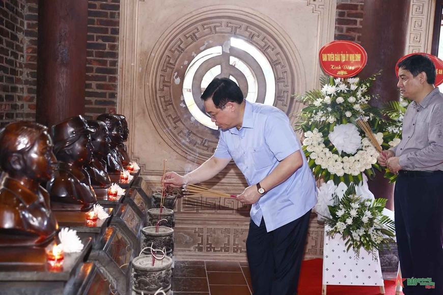 Chủ tịch Quốc hội dâng hương tưởng nhớ công ơn của Bác Hồ và các Anh hùng liệt sĩ tại Nghệ An và Hà Tĩnh