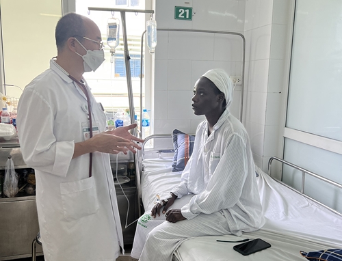 Bệnh viện Bạch Mai cứu sống bệnh nhân người Nigeria mắc sốt rét ác tính nguy kịch