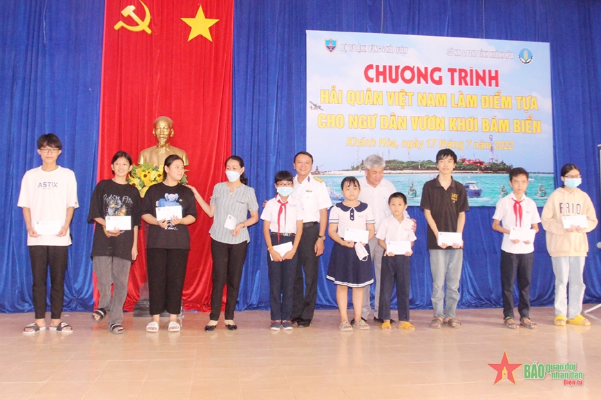 Vùng 4 Hải quân trao nhiều phần quà tặng ngư dân nghèo