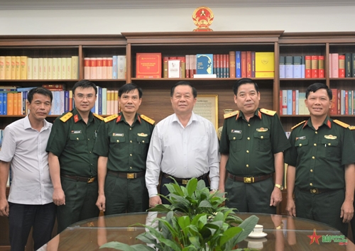 Thiếu tướng Nguyễn Văn Gấu thăm, tặng quà các đồng chí nguyên Phó chủ nhiệm Tổng cục Chính trị Quân đội nhân dân Việt Nam
