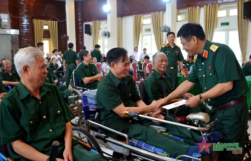 Trung tướng Nguyễn Văn Nghĩa thăm, tặng quà các thương, bệnh binh tại Bắc Ninh và Bắc Giang