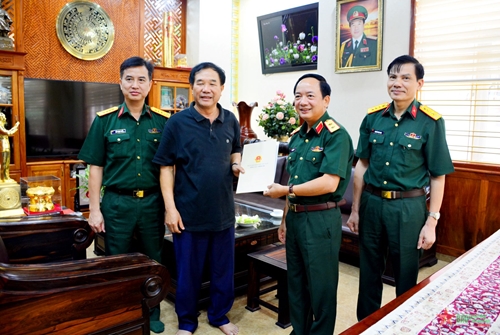 Trung tướng Trịnh Văn Quyết thăm, tặng quà các đồng chí nguyên Phó chủ nhiệm Tổng cục Chính trị Quân đội nhân dân Việt Nam