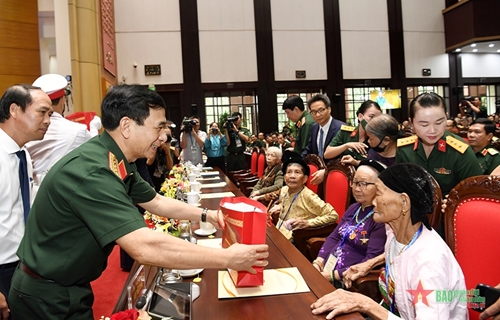 Đại tướng Phan Văn Giang chủ trì gặp mặt đại biểu người có công và thân nhân liệt sĩ tiêu biểu trong quân đội