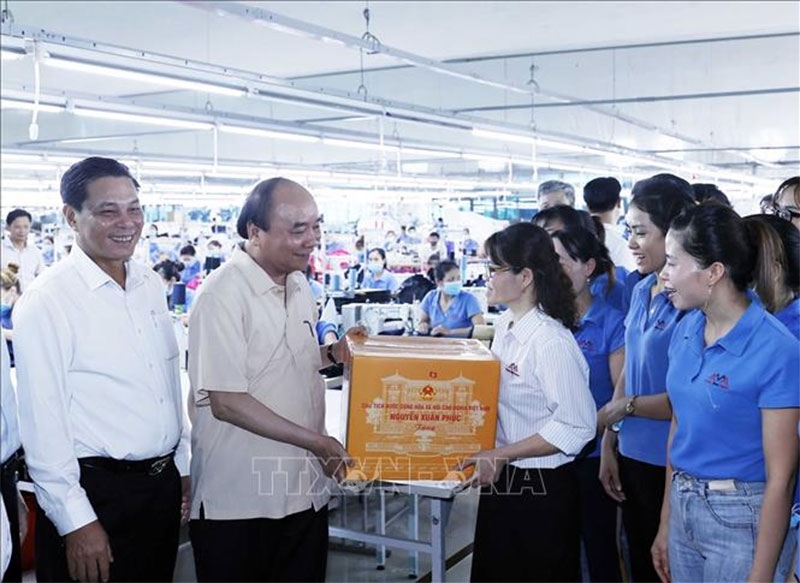 Chủ tịch nước Nguyễn Xuân Phúc thăm mô hình dệt may hiệu quả tại Hải Phòng