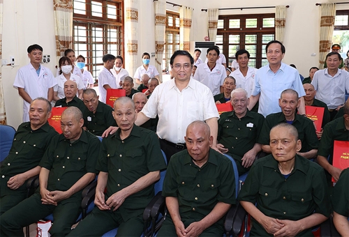 Thủ tướng Chính phủ Phạm Minh Chính thăm, tặng quà thương, bệnh binh tại Trung tâm điều dưỡng thương binh Kim Bảng