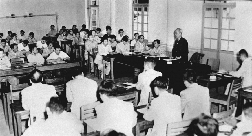 Ngày 23-7-1980: Anh hùng Lực lượng vũ trang nhân dân, Trung tướng, phi công Phạm Tuân thực hiện chuyến bay vào vũ trụ