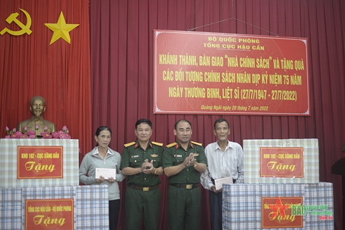 Bàn giao nhà, tặng quà đối tượng chính sách tại tỉnh Quảng Ngãi