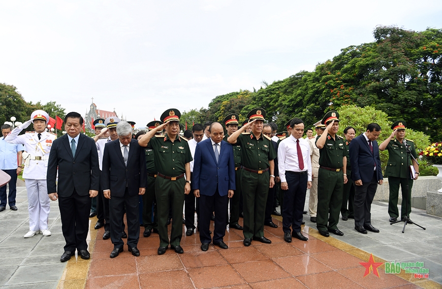 Chủ tịch nước Nguyễn Xuân Phúc chủ trì Hội thảo khoa học “Lý luận - Thực tiễn về bảo vệ Tổ quốc trong tình hình mới”