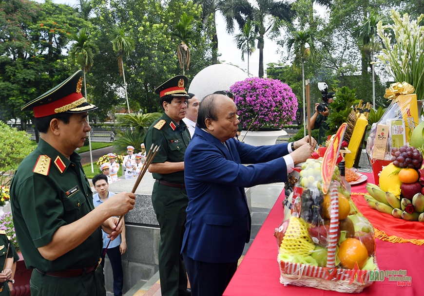 Chủ tịch nước Nguyễn Xuân Phúc chủ trì Hội thảo khoa học “Lý luận - Thực tiễn về bảo vệ Tổ quốc trong tình hình mới”
