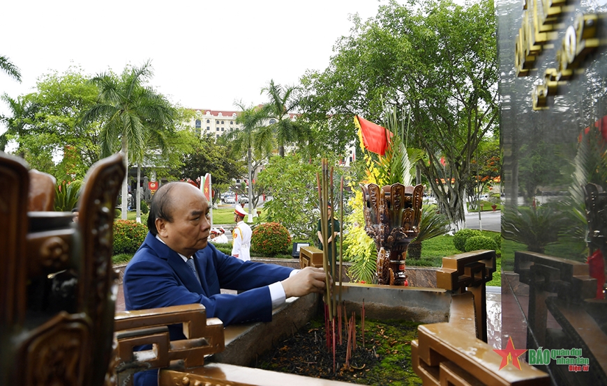Chủ tịch nước Nguyễn Xuân Phúc chủ trì Hội thảo khoa học “Lý luận - Thực tiễn về bảo vệ Tổ quốc trong tình hình mới”