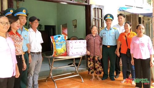 Sư đoàn Phòng không 375 thăm, tặng quà đối tượng chính sách, người có công với cách mạng tại Đà Nẵng