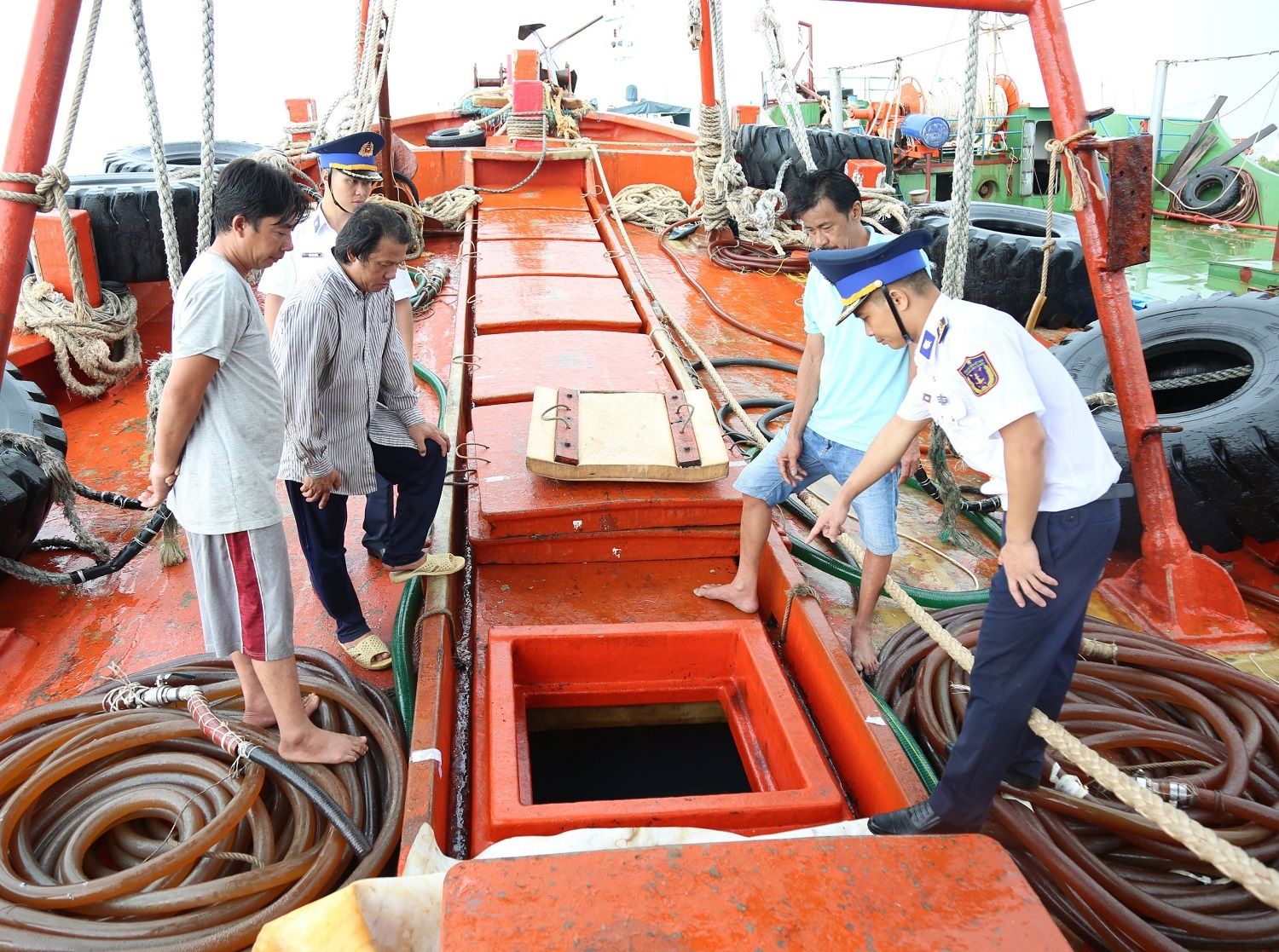 Cảnh sát biển bắt tàu chở dầu không có giấy tờ hợp pháp