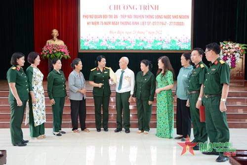 Trao 50 suất quà tặng các đối tượng chính sách trên địa bàn tỉnh Điện Biên