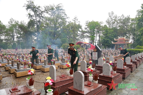 Dâng hương tưởng nhớ công ơn của Chủ tịch Hồ Chí Minh và các anh hùng liệt sĩ
