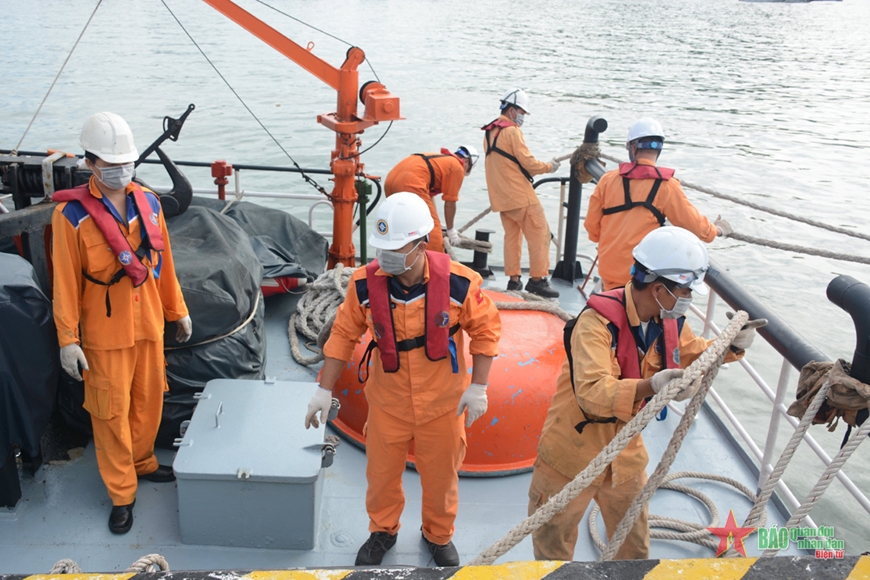 Cứu nạn 4 thuyền viên tàu BĐ 91464-TS về đất liền an toàn