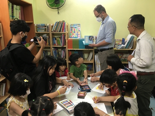 Lãnh sự quán Đức tặng quà trẻ em khó khăn tại TP Hồ Chí Minh