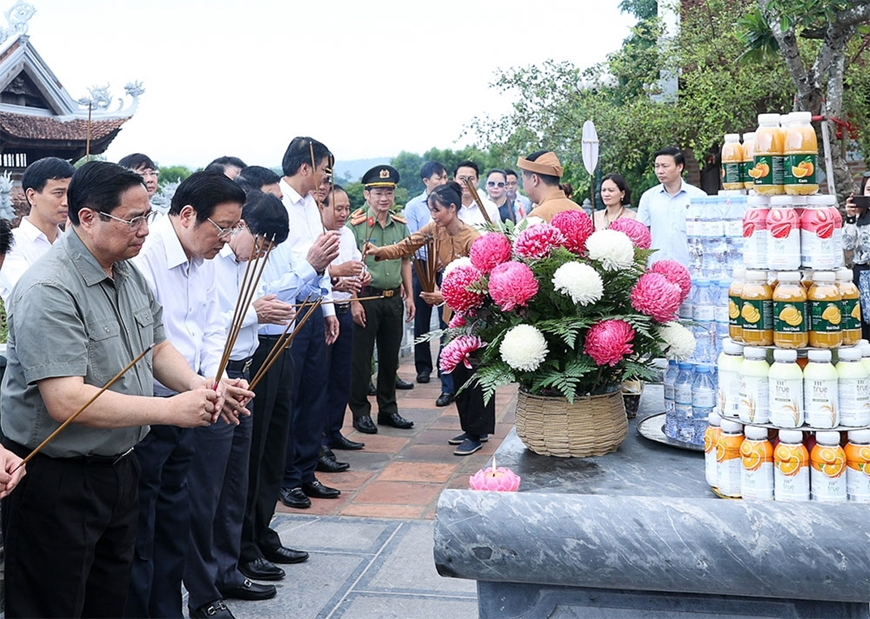 Thủ tướng Chính phủ Phạm Minh Chính tưởng niệm, tri ân Chủ tịch Hồ Chí Minh và các Anh hùng liệt sĩ tại Nghệ An