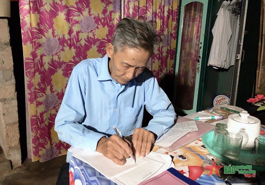 Ông Kiệm sưu tập các tài liệu để viết sách “Anh hùng trong tuyến lửa”.