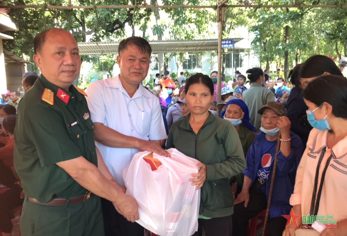 Khám bệnh miễn phí và tặng quà các đối tượng chính sách trên vùng biên giới Gia Lai