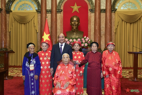 Chủ tịch nước Nguyễn Xuân Phúc gặp mặt đoàn đại biểu Bà mẹ Việt Nam anh hùng, gia đình thân nhân liệt sĩ