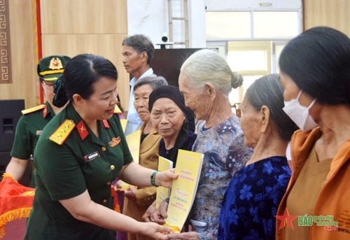 Ban Phụ nữ Quân đội thăm, tặng quà người có công tại Quảng Nam