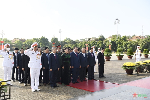 Lãnh đạo Đảng, Nhà nước và quân đội tưởng niệm các anh hùng liệt sĩ và vào Lăng viếng Chủ tịch Hồ Chí Minh