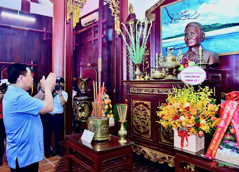 Chủ tịch Quốc hội dâng hương tưởng niệm Thủ tướng Phạm Văn Đồng, các anh hùng liệt sĩ tại Quảng Ngãi