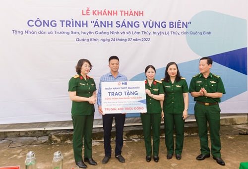 Ngân hàng TMCP Quân đội đưa “Ánh sáng vùng biên” tới đồng bào dân tộc thiểu số tỉnh Quảng Bình