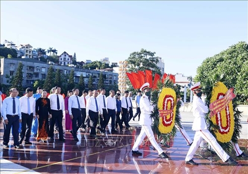 Chủ tịch nước Nguyễn Xuân Phúc dâng hương tại Đài tưởng niệm các anh hùng liệt sĩ tỉnh Quảng Ninh