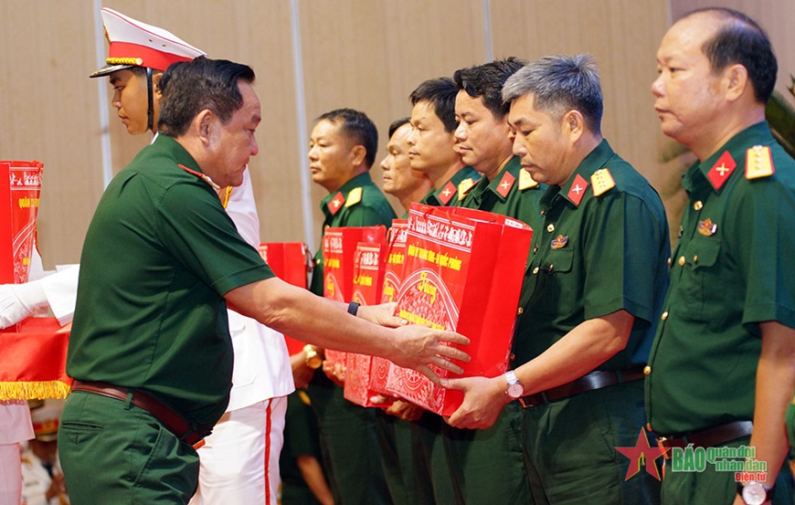 Thủ tướng Phạm Minh Chính gặp mặt các đội tìm kiếm, quy tập hài cốt liệt sĩ
