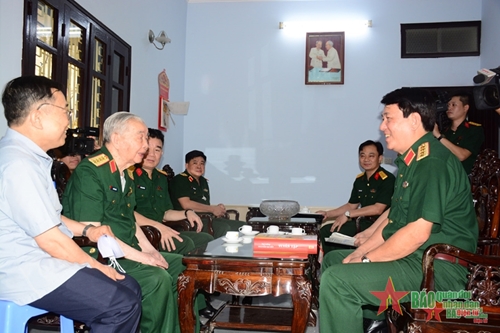 Đại tướng Lương Cường thăm, tặng quà các đồng chí nguyên Chủ nhiệm Tổng cục Chính trị Quân đội nhân dân Việt Nam