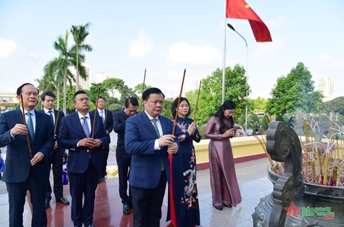 Lãnh đạo thành phố Hà Nội đặt vòng hoa, dâng hương tưởng nhớ các anh hùng liệt sĩ

