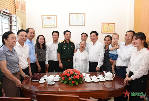 Đoàn công tác của Chính phủ thăm, tặng quà các gia đình chính sách trên địa bàn thành phố Hà Giang