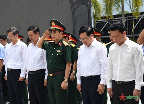 Đoàn công tác của Chính phủ viếng Nghĩa trang Liệt sĩ Quốc gia Vị Xuyên