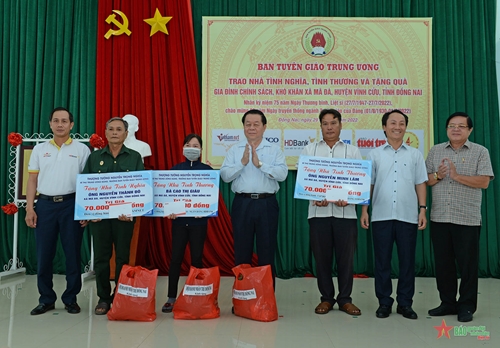 Đồng chí Nguyễn Trọng Nghĩa thăm, trao tặng nhà tình nghĩa và tặng quà tại tỉnh Đồng Nai