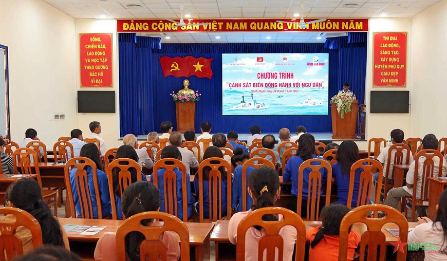 Vùng Cảnh sát biển 3 đồng hành với ngư dân huyện đảo Phú Quý