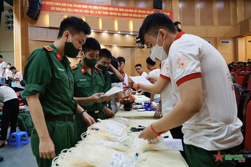 Hơn 400 đoàn viên, thanh niên Học viện Quân y tham gia hiến máu tình nguyện