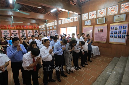 Phó chủ tịch nước Võ Thị Ánh Xuân dâng hương tại di tích Trường Thanh niên lao động xã hội chủ nghĩa Hòa Bình